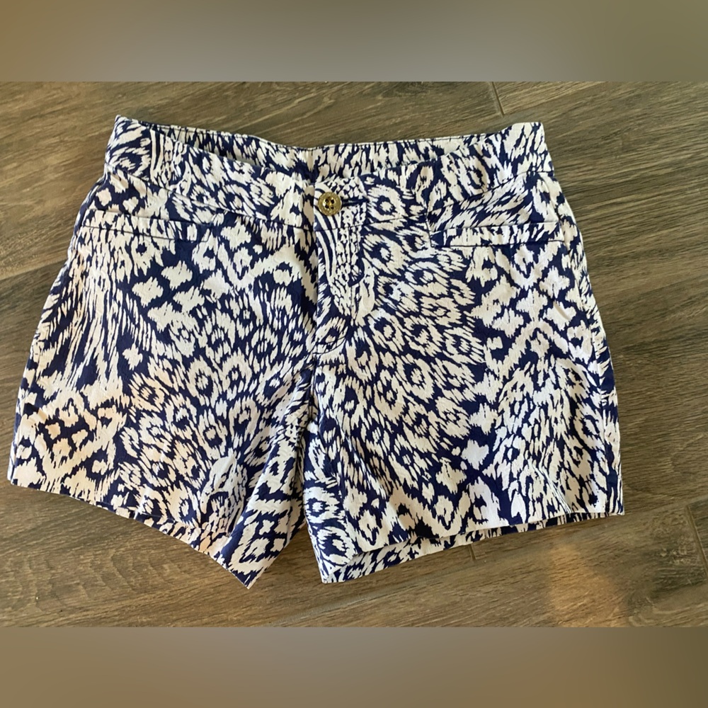 Lily Pulitzer Blue and White Shorts Size 00 💙🩷